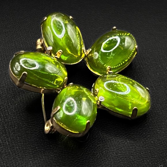 Vintage UV Reactive (Potentially Uranium Glass?) Green Cabochon Flower Brooch - Picture 4 of 9